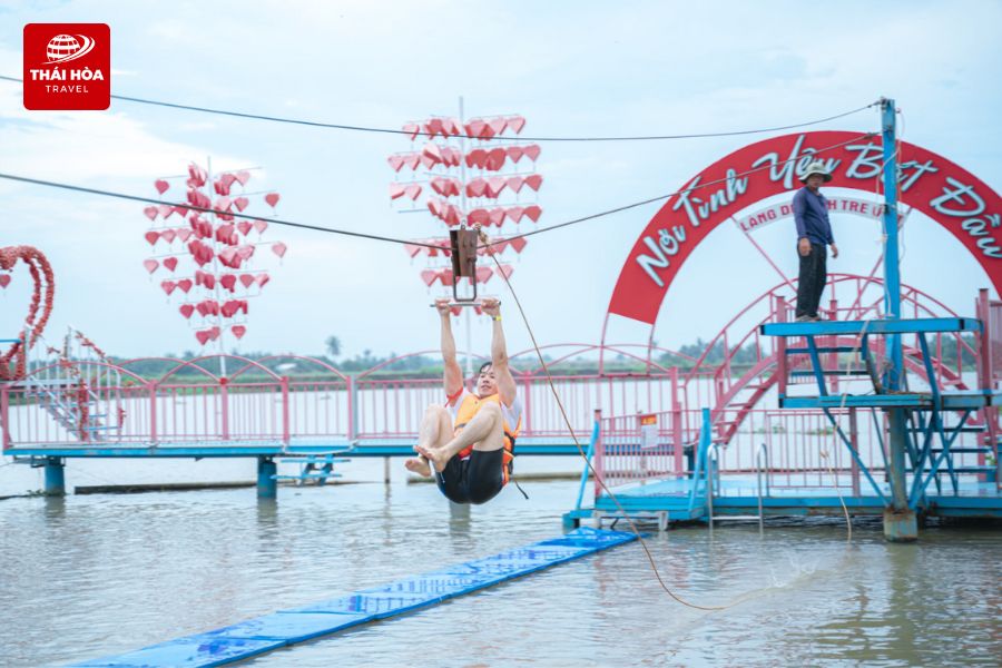 Làng Du Lịch Sinh Thái Tre Việt