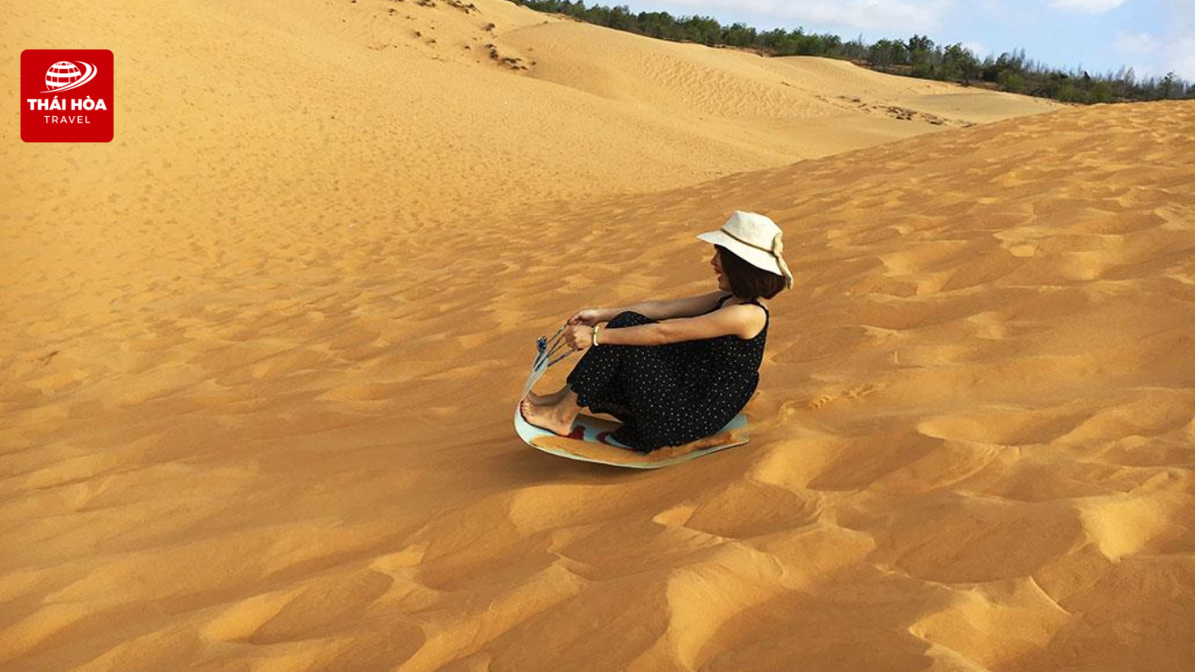 Đồi Cát Bay với những triền cát liên tục thay đổi hình dáng