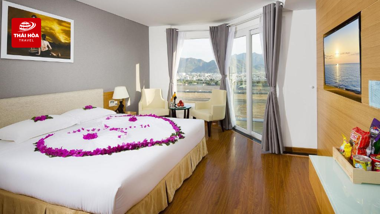 Phòng Deluxe nhìn ra thành phố có ban công