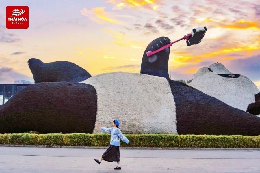 Chú gấu trúc selfie khổng lồ